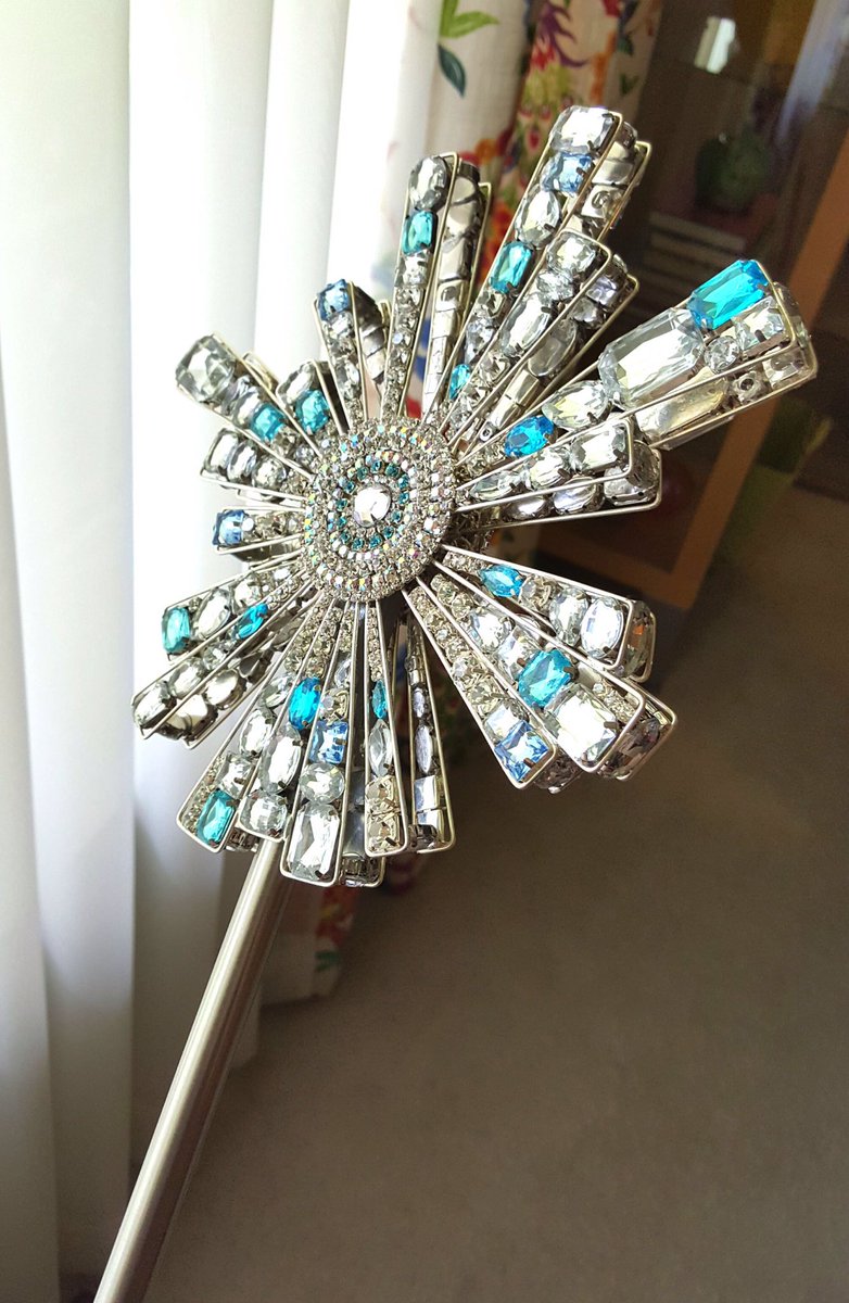 ticcingtech's tweet photo. This is Galinda’s wand and my recreation. Isn’t it just magical!!!#BackstageTaskmaster @LCC_Backstage https://t.co/Ky1QggD0wp