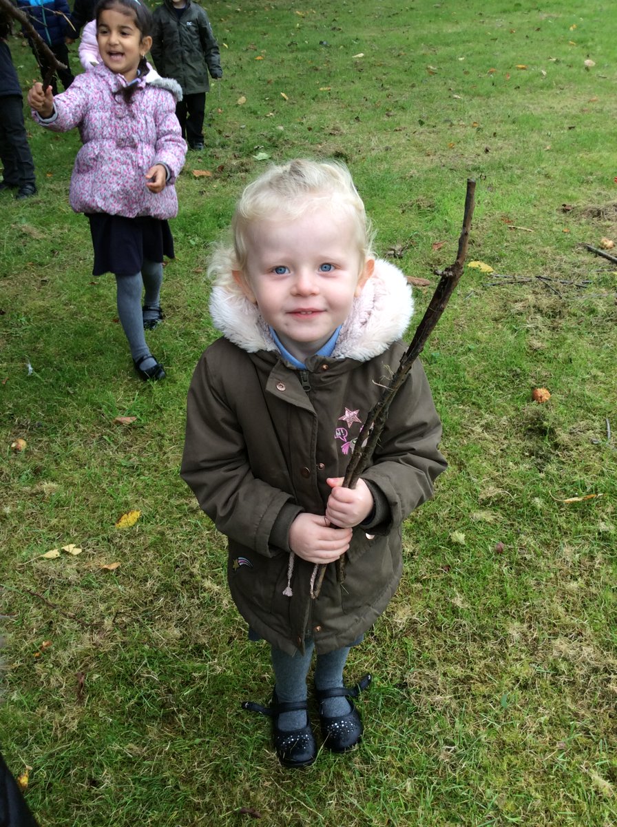 MeynellSchool's tweet photo. The FS2 children enjoyed looking for Autumn treasures including sticks, leaves and feathers. We also heard lots of nature sounds including birds tweeting and airplanes flying. Part 1. #weexplore https://t.co/VnP7erS5Lh