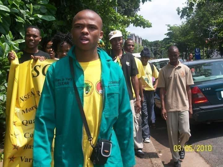ShoziWonder's tweet photo. #JusticeForMloo I wish I was there mf2 on your last moment ngangizozibambela leyankuxa, we did a lot together mf2, we fought alongside you, March and mobilized students. Rest easy Mbewana mg2 https://t.co/1s24cVoE0s