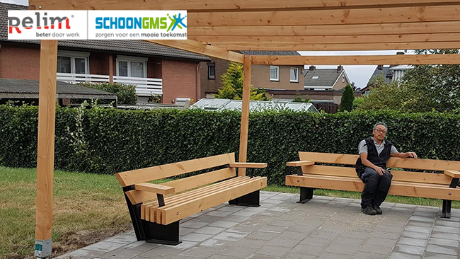 StichtingRelim's tweet image. Wat een teamwork! Maar liefst 3 van onze afdelingen sloegen hun handen ineen voor de belevingstuin voor @HEEMwonen. De metaalafdeling laste de 2 banken, de houtafdeling voorzag ze van hout en d’r Sjalter bracht het op plaats van bestemming en laste het tot een mooi geheel! 💖