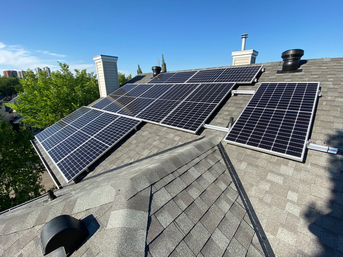 SkyFireEnergy's tweet photo. This 4.62 kW array in Edmonton, Alberta is situated in a community that used to be a coal mining area. May other buildings in the neighborhood have solar too including the community league & elementary school. Riverdale you are solar awesome. #yegsolar #communitysolar #skyfire https://t.co/ouLiTnU5Mg