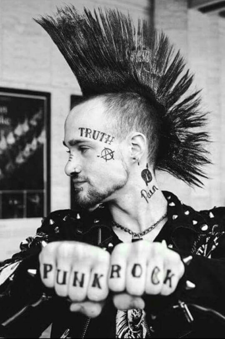 Панки традиции. Панки молодежная субкультура. Панки внешний вид. Пожилые неформалы. Панки внешний вид.