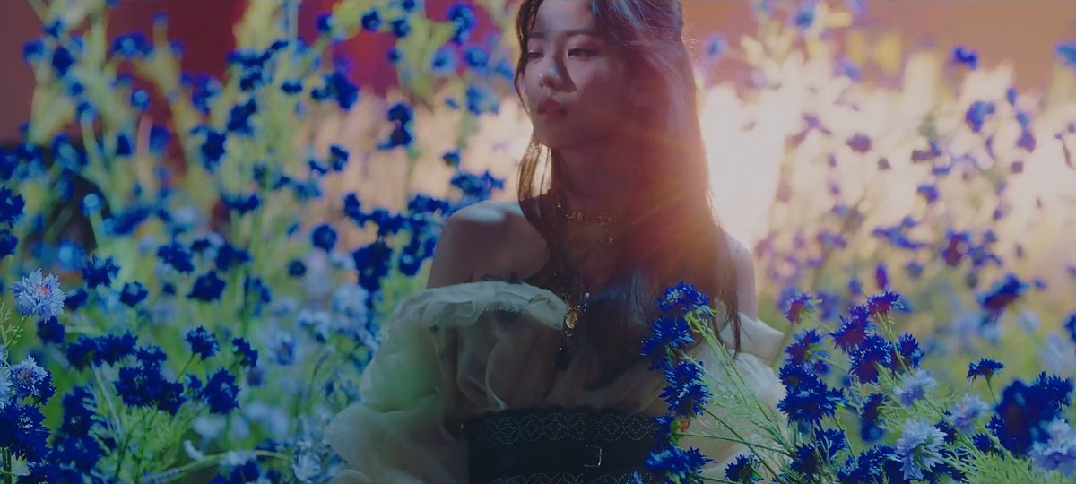 Meanwhile, Jisoo had the love that's hopeful and somehow desperate. She wanna go back in time, chase the past and be with the person she still loves.The blue flowers, if i'm right, are called cornflowers. It symbolizes hope, devotion, anticipation and love.