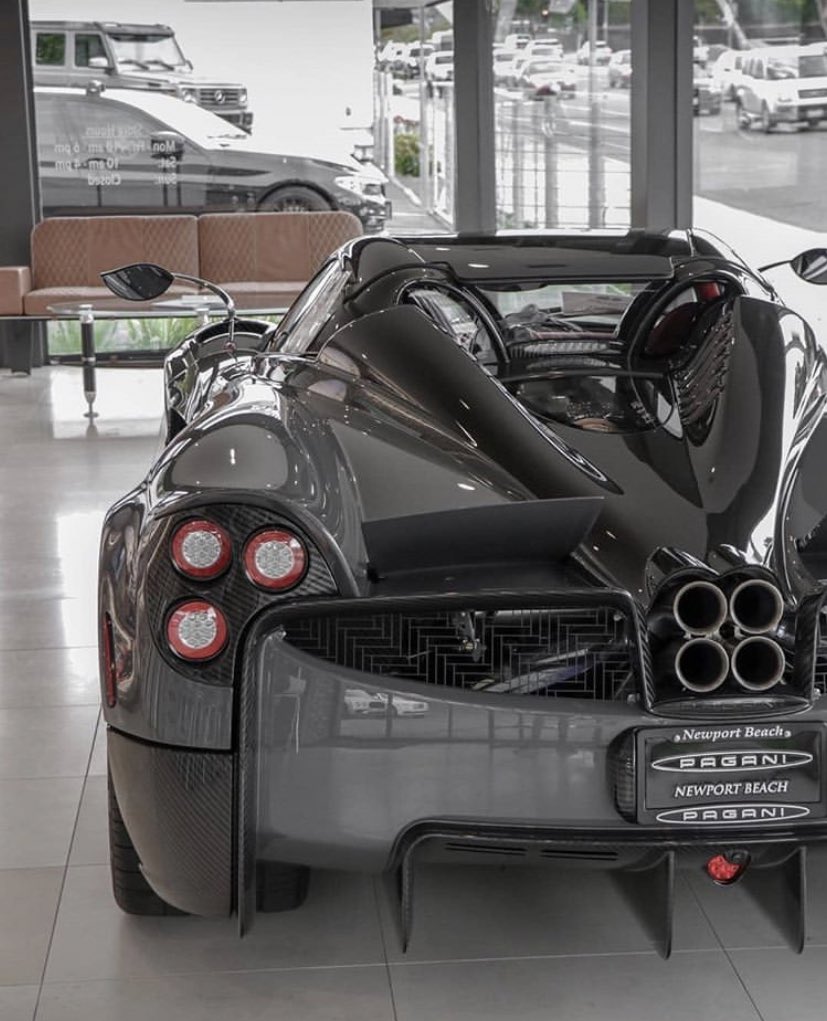 LuxuryCars365's tweet photo. Pagani Huayra Roadster 💀 https://t.co/hHvnBF0R7j