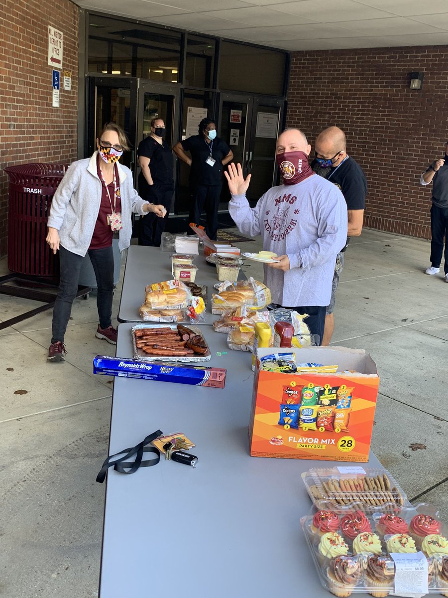 CalvertSuper's tweet image. Lovely day for a cookout @NorthernMSCCPS in celebration of their dedicated building service workers.