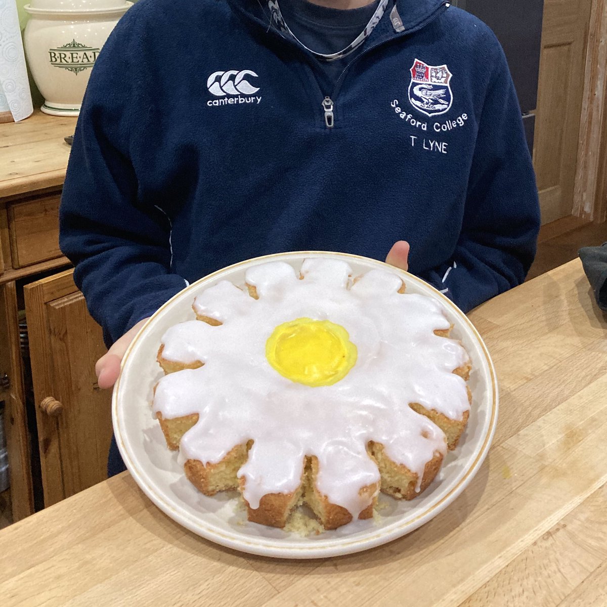 SeafordCollege's tweet photo. Congratulations to Tegan Lyne, our winner of the Year 7&8 Macmillan Most Creative Bakes Competition.
Tegan made a beautiful and thoughtful ‘Daisy’ cake in memory of Daisy Strange.
#seafordprep #seafordprepschool @macmillancancer #doitfordaisy https://t.co/pPzRznvDfT