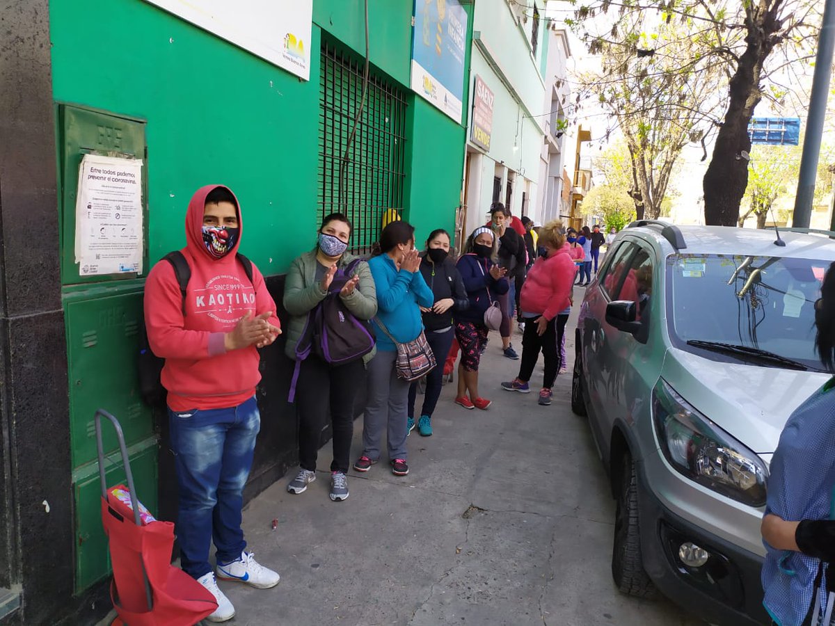 con_ferro's tweet photo. En "Las Chicharritas" de Pompeya separaron todo en bolsas para que la gente reciba la comida, nos aplaudieron y entregaron una nota de agradecimiento (nombrando a @ferrooficial en representación de los medios partidarios) que firmaron todos. GRACIAS 💚
#TodasTodosConFerro #Ferro https://t.co/GdRLJfGgVo