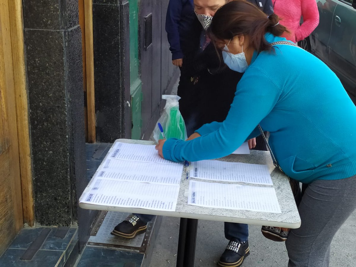 con_ferro's tweet photo. En "Las Chicharritas" de Pompeya separaron todo en bolsas para que la gente reciba la comida, nos aplaudieron y entregaron una nota de agradecimiento (nombrando a @ferrooficial en representación de los medios partidarios) que firmaron todos. GRACIAS 💚
#TodasTodosConFerro #Ferro https://t.co/GdRLJfGgVo