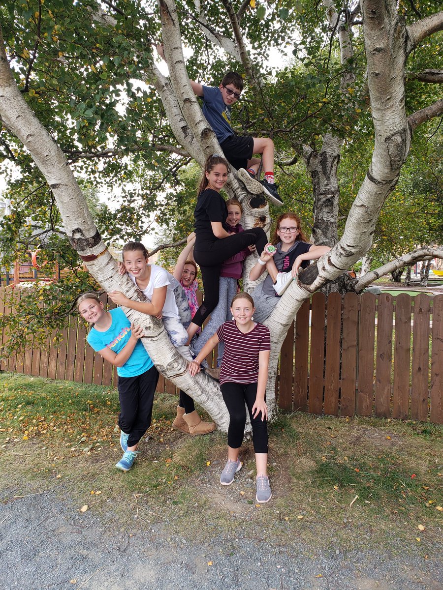 Happy Friday!! 🥳 Getting in some playtime after our walk for Terry Fox 😊 La vie est belle en 6e année!! 🌻 <a href="/MQPSchool/">MQP</a> <a href="/NLESDCA/">NLESD</a> @Rec_NL