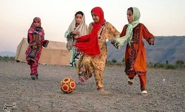 _farahbaluch's tweet photo. This is a beautiful picture of baloch girls, where they are playing football with enthusiasm and passion❤️❤️❤️. #Balochistan https://t.co/16fAOyslmL
