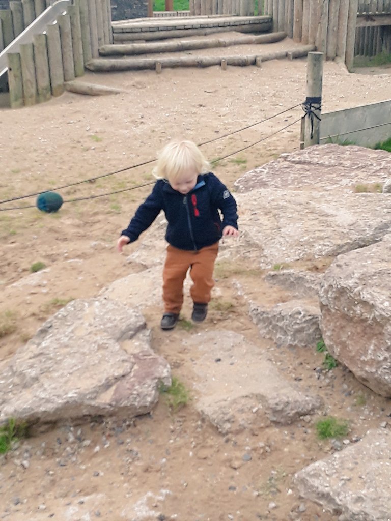 AshbridgeMaxy's tweet photo. "The more risks you allow children to make the better they learn to take care of themselves" -Roald Dahl 💪🏃♀️#FoxesAtMaxy #riskyplay #learningthroughadventures #takingarisk @NDNAtalk @NurseryWorld @EYAlliance https://t.co/bwSHgbMX3n