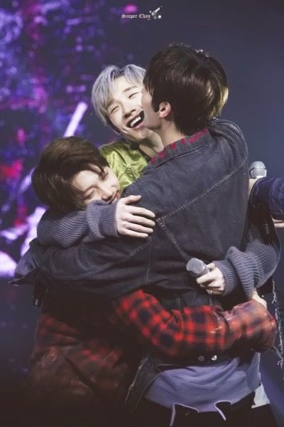 BangChan Hugs !! #HappyBangChanDay #우리의_천리방_찬아_생일축하해 #OurHavenBangChan @Stray_Kids