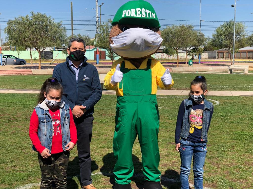 conaf_minagri's tweet photo. #CONAFO'Higgins | Director regional @mcerdaconaf junto a Seremi del @MinvuOHiggins, Director Regional del SERVIU, y alcalde de @munirancagua, hicieron la plantación simbólica en la plaza de Villa Cordillera, 
gracias a 300 árboles donados por CONAF para esta área verde. https://t.co/Cf4ewffw1Q