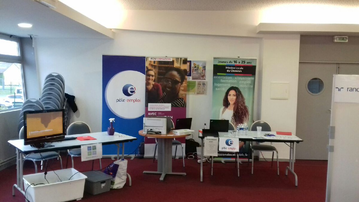 isabphil's tweet photo. Forum de l'emploi et la formation de Gueugnon :un succès dans le respect des normes 😷 sous l'impulsion du @FCGueugnon_Off avec #PoleEmploi Digoin des entreprises des demandeurs d'emploi des scolaires pour 1 #formation 1 #qualification 1 #Emploi  👏aux équipes #TousMobilisés https://t.co/NqmWHm6jSi