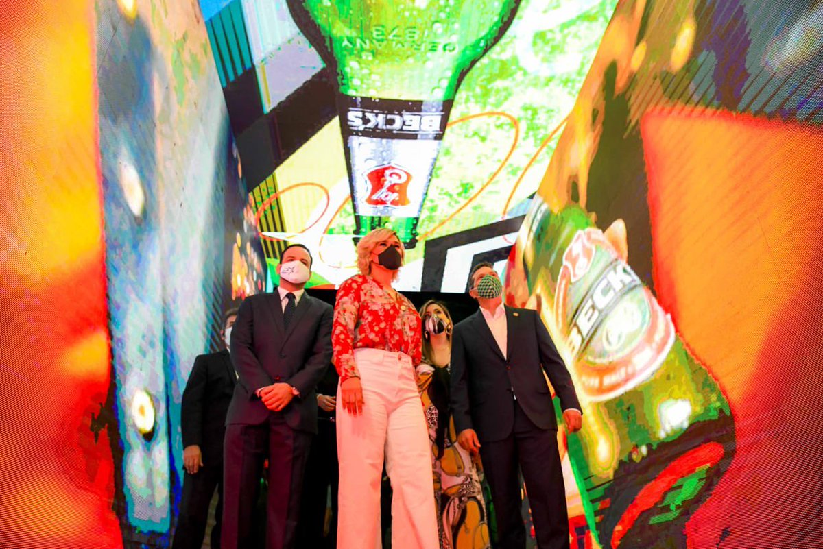 alcaldiagye's tweet photo. Nuestra Alcaldesa @cynthiaviteri asistió al lanzamiento de la Pérgola Beck’s, iniciativa impulsada por la empresa privada, que podrá ser visitada en Plaza Guayarte durante todo octubre. https://t.co/TOtDXS0xth