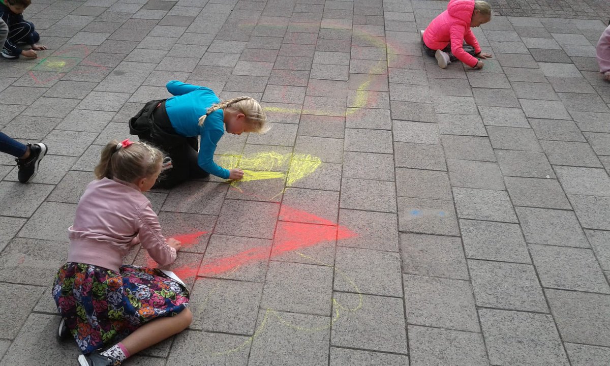 Bij TSO De Violier van #KomKids deden de kinderen mee aan een wedstrijd straattekenen. Met stoepkrijt. En meester Frank mocht de tekeningen jureren. Fleurig waren ze in ieder geval!