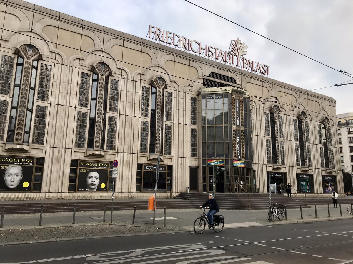 SchonHeiko's tweet photo. 📸 Der jüngst unter Denkmalschutz gestellte #Friedrichstadtpalast präsentiert mit dem @coberlin bis zum 29.11. eine Ausstellung mit knapp 70 Porträts von 26 Tänzer*innen des #Ballett|ensembles - #SvenMarquardt #STAGELESS.
Freier Eintritt.
Tickets unter https://t.co/VodOixXBqk https://t.co/Rj8WQQZTsO