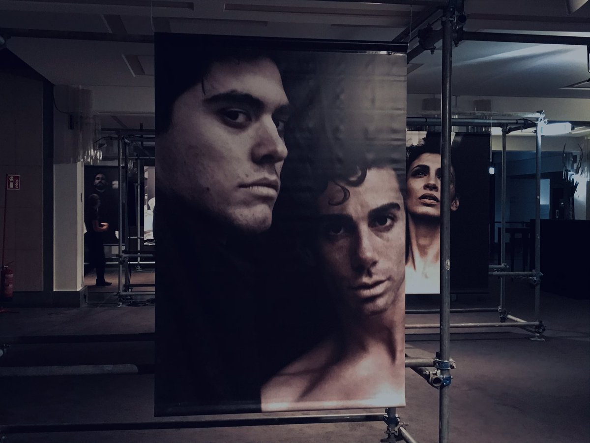 SchonHeiko's tweet photo. 📸 Der jüngst unter Denkmalschutz gestellte #Friedrichstadtpalast präsentiert mit dem @coberlin bis zum 29.11. eine Ausstellung mit knapp 70 Porträts von 26 Tänzer*innen des #Ballett|ensembles - #SvenMarquardt #STAGELESS.
Freier Eintritt.
Tickets unter https://t.co/VodOixXBqk https://t.co/Rj8WQQZTsO