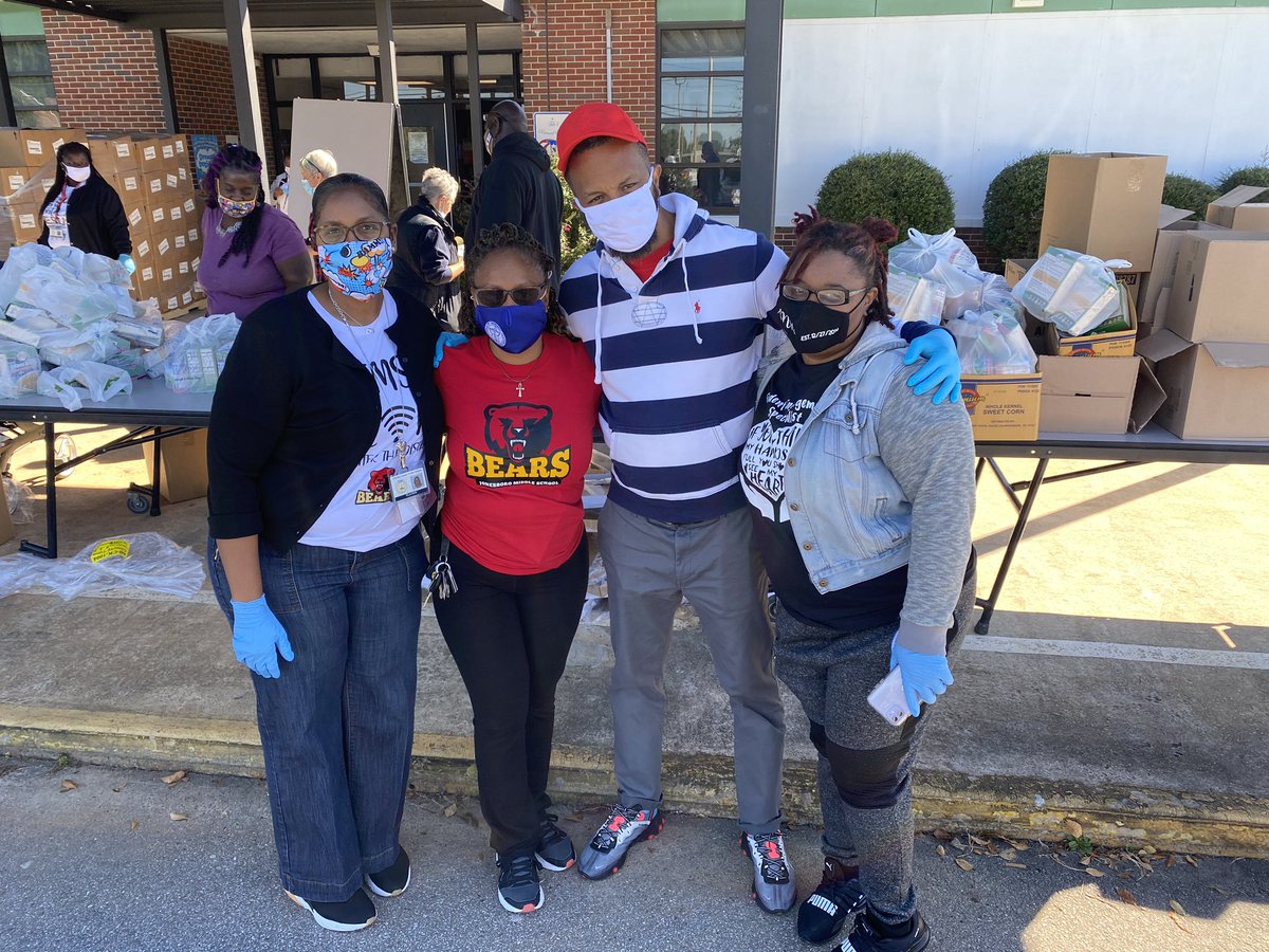 STEMatSouth's tweet photo. A few members of the JMS Family took time to serve the community this morning by volunteering to pack and distribute food boxes with the Atlanta Community Food Bank at our Partner School, Lee Street Elementary!  #happytoserve #IBMYP #smilingwithoureyes https://t.co/J5htwY7qxM