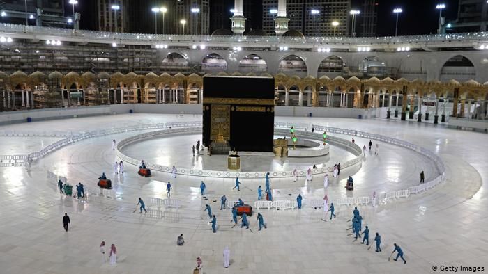 #GoodToKnow: Saudi officials have placed multiple COVID-19 safety measures at the Grand Mosque to receive pilgrims performing Umrah, including: Social distancing floor stickers, 24-hour disinfection, and signboards in different languages at entrances.