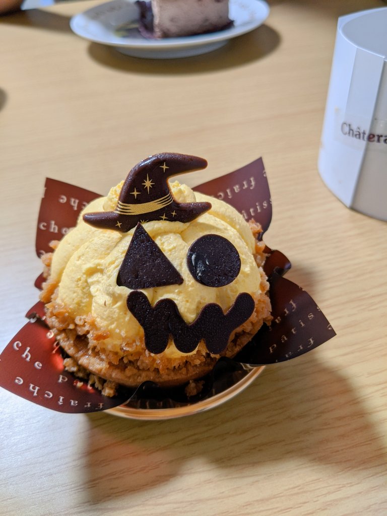 c3h8i2e's tweet photo. うまーーー！！
シャトレーゼのおばケーキ＼(^o^)／
かぼちゃクリームうまーー！ https://t.co/2jEMPphIUN