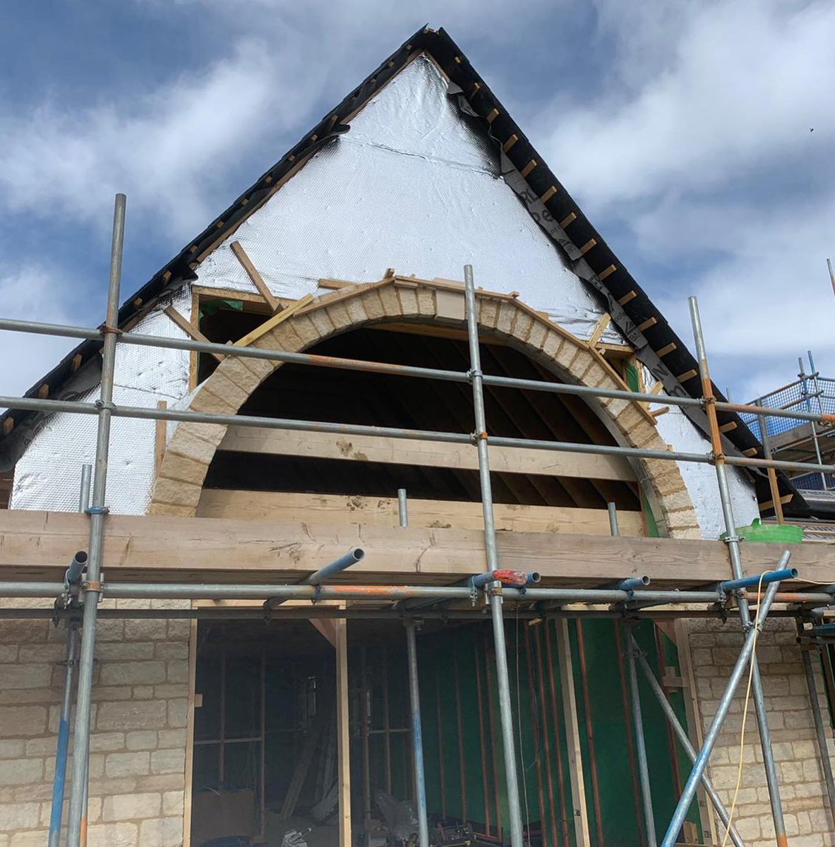 Friday spotlight, highlighting a decorative arch made from our 140mm walling stone on a new dwelling in Kings Cliffe, UK!

#Goldholmestone #ancasterstone #clipshamstone #britishstone #limestone #building #architecture #home #UK #newbuild #bestlittlebuildingco #brightbuild
