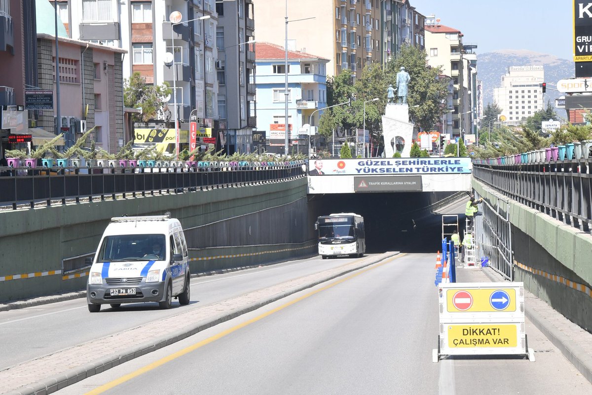 belediyeisparta's tweet photo. Isparta Belediye Başkanı Şükrü Başdeğirmen’in talimatlarıyla Özkanlar Kavşağı altgeçidinde yenileme çalışmaları başlatıldı. Alt geçitte cephe kaplamaları ve aydınlatma yapılacak. Alt geçitte 15 gün sonra kötü görüntü kaybolacak ve yeni yüzüne kavuşmuş olacak. https://t.co/dhc5mrAIVf