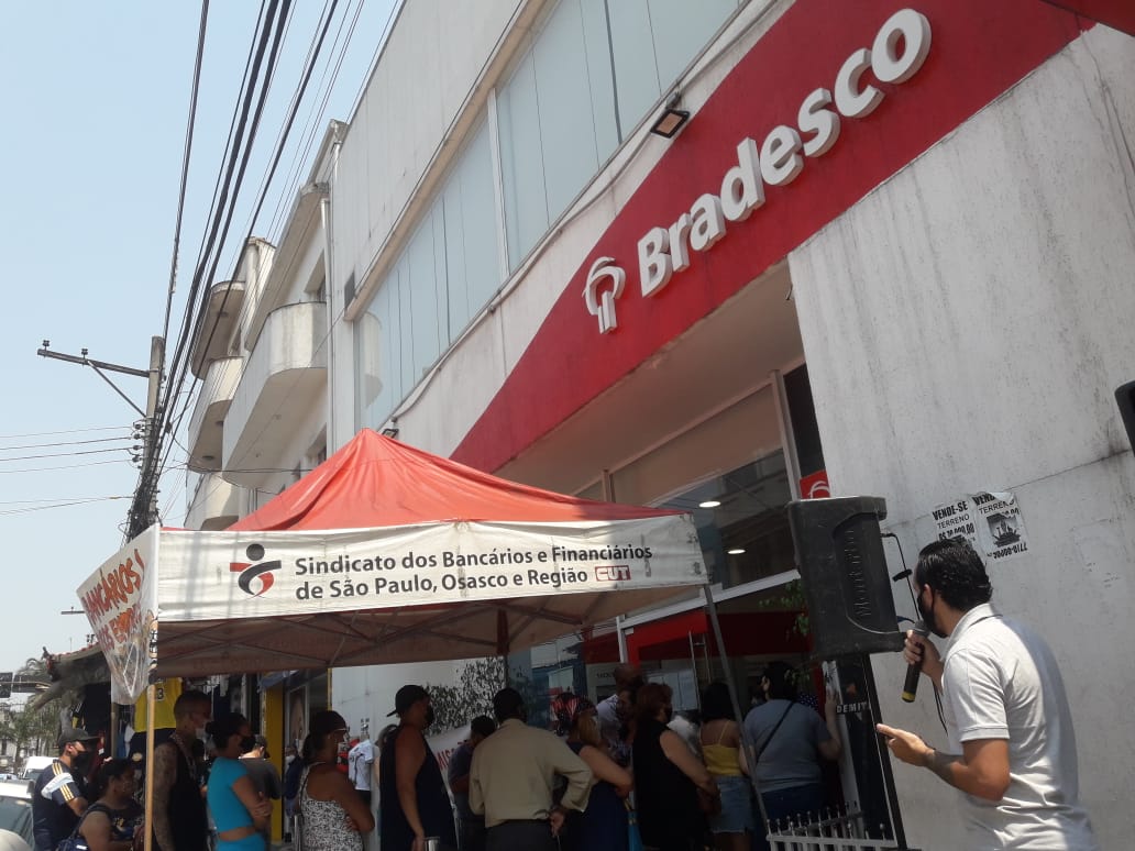 spbancarios's tweet photo. Na Avenida Celso Garcia, no Tatuapé, o Sindicato exigiu do @Bradesco respeito aos trabalhadores e responsabilidade social para que mães e pais de família não sejam demitidos em plena pandemia! https://t.co/fp0b006NFa