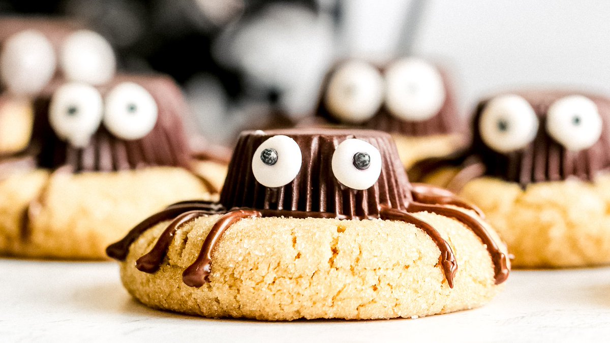 Get in the spooky spirit with these super cute Halloween Spider Cookies made with <a href="/Free2bFoods/">free2bfoods</a> Sun Cups. 🕷️🍪allergylicious.com/spooky-hallowe… #vegan #allergyfriendly #top12friendly #free2b #free2bfoods