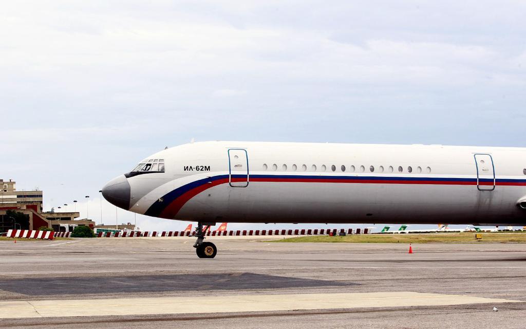ViceVenezuela's tweet photo. #EnVivo || Vicepdta. Ejecutiva, @drodriven2, recibe primer lote de vacunas para la fase 3 del ensayo clínico contra el #COVID19, proveniente de la Federación de Rusia. El Gobierno Bolivariano apunta a solidaridad como eje fundamental de la geopolítica mundial. https://t.co/QgwJ9sB28g
