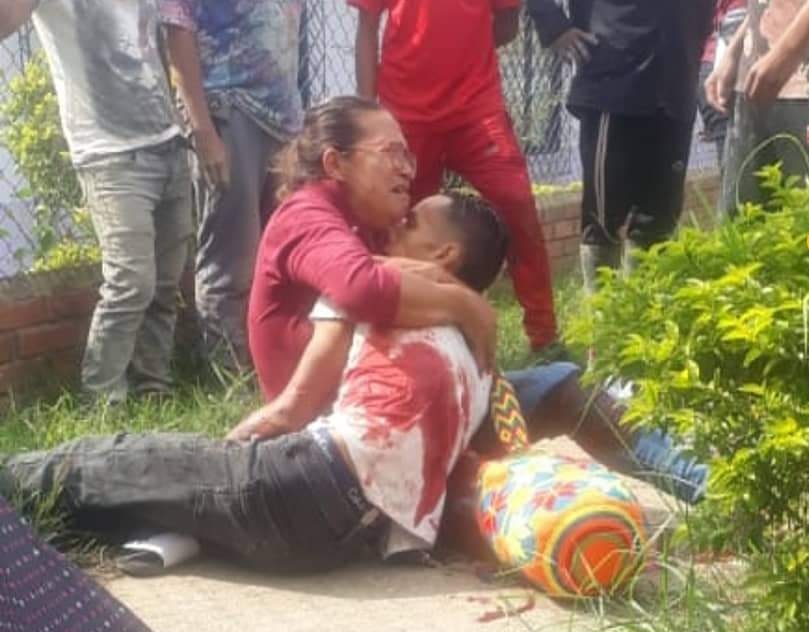 ColBolivariana's tweet photo. Todo lo que es Colombia resumida en dos imágenes. https://t.co/IOOdmpWvSQ