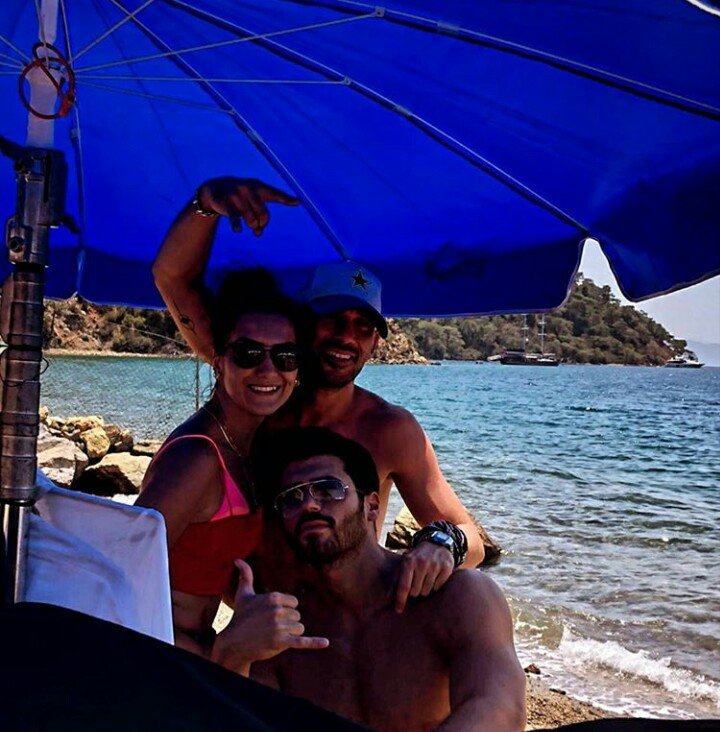 aydan_m_'s tweet photo. 📌 Bay Yanlış ekip 💖

#CanYaman #BayYanlış https://t.co/VYjDfVSCg6
