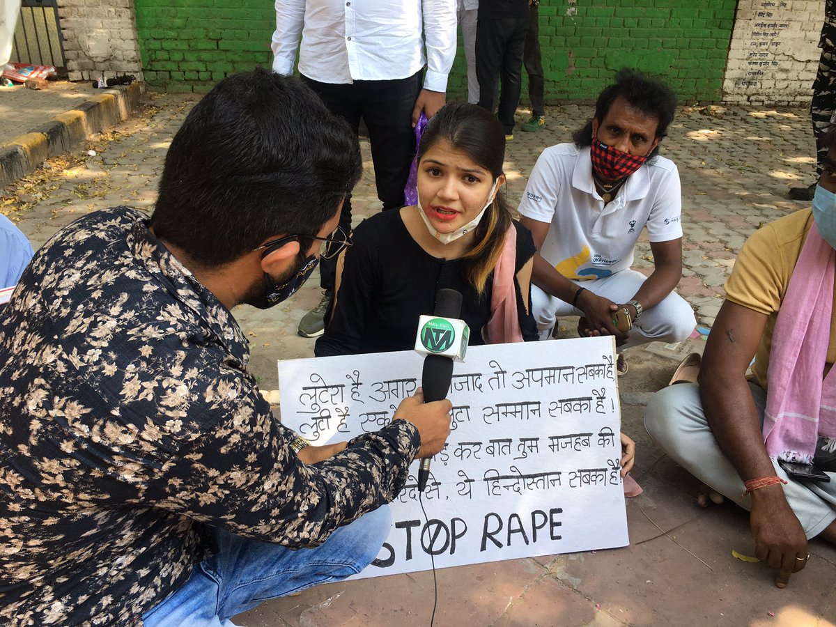 chapterbookmark's tweet image. नारी का सम्मान करो, हर एक अपराधी को कड़ी से कड़ी सजा दो

#ManishaValmiki #HathrasTapes #JantarMantar