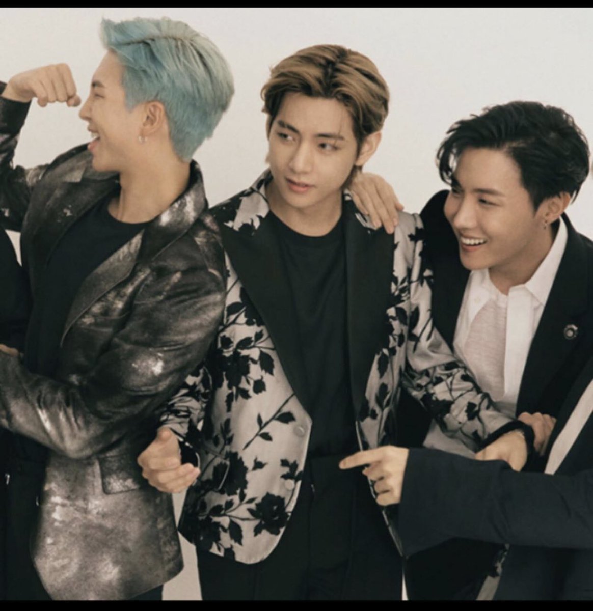 kshika994's tweet photo. Look at this #bts #BTSARMY #taehyung #jhope #jamjoon #jin #jungkook https://t.co/m1qMRV9yDD