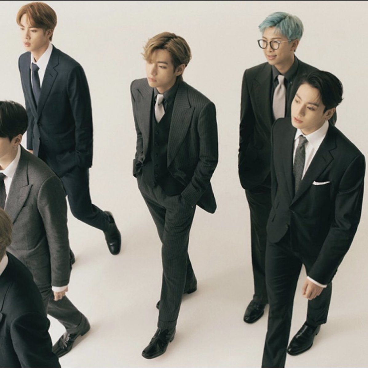 kshika994's tweet photo. Look at this #bts #BTSARMY #taehyung #jhope #jamjoon #jin #jungkook https://t.co/m1qMRV9yDD