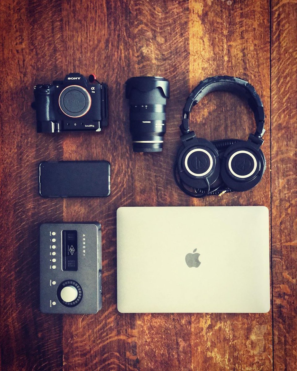 UAudio's tweet photo. #FlatlayFriday 📐📏 What's in your mobile setup? 

📸 @gcmatic.2

#UniversalAudio #UniversalAudioArrow #ArrowInterface #AudioInterface #UADarrow #MusicProduction #Sonya7s #MobileStudio #MobileSetup #MobileRecording #Flatlay https://t.co/Y6ncMw23A0