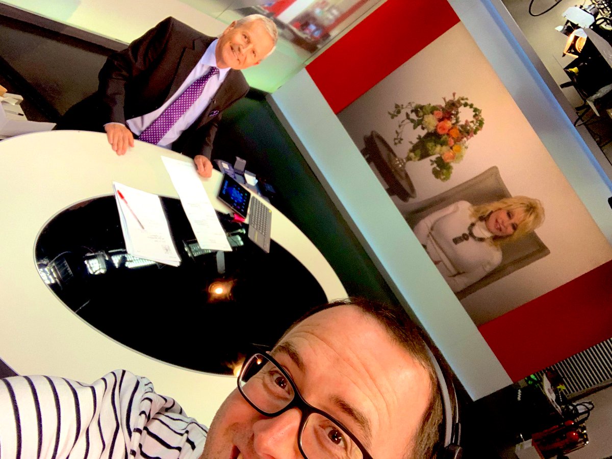 Watch <a href="/looknorthBBC/">BBC East Yorkshire</a> tonight to see <a href="/peter_levy/">Peter Levy</a> &amp; <a href="/DollyParton/">Dolly Parton</a>. I popped in for a picture.