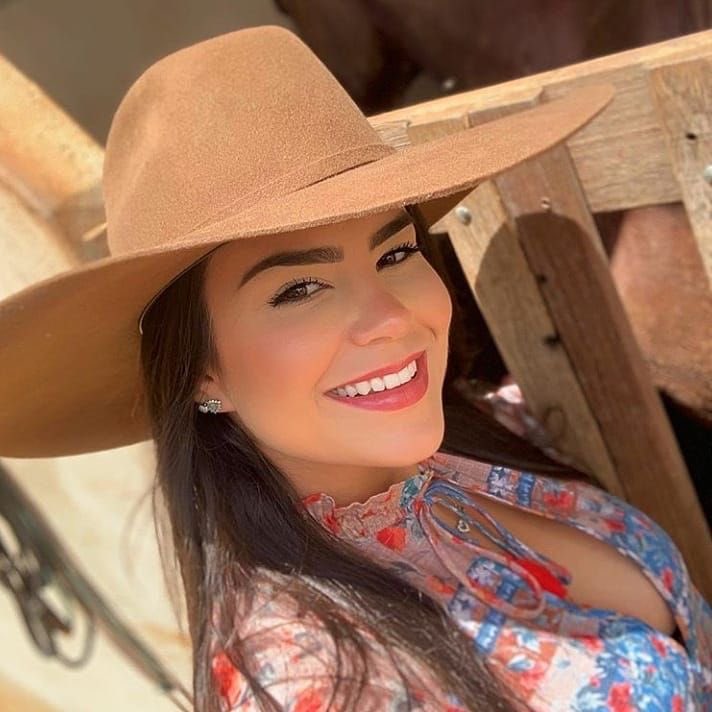 lulisfk's tweet photo. Abrimos as porteiras para dar boas vindas aos brutos!
“Meu chapéu é de palha,
Meu chicote de couro,
Minha espora é de prata,
Minha fivela de ouro.”
#TroteFarm
#TroteLosBrutos
#LBHouse
@LosBrutos_ https://t.co/PWRc8jH14w