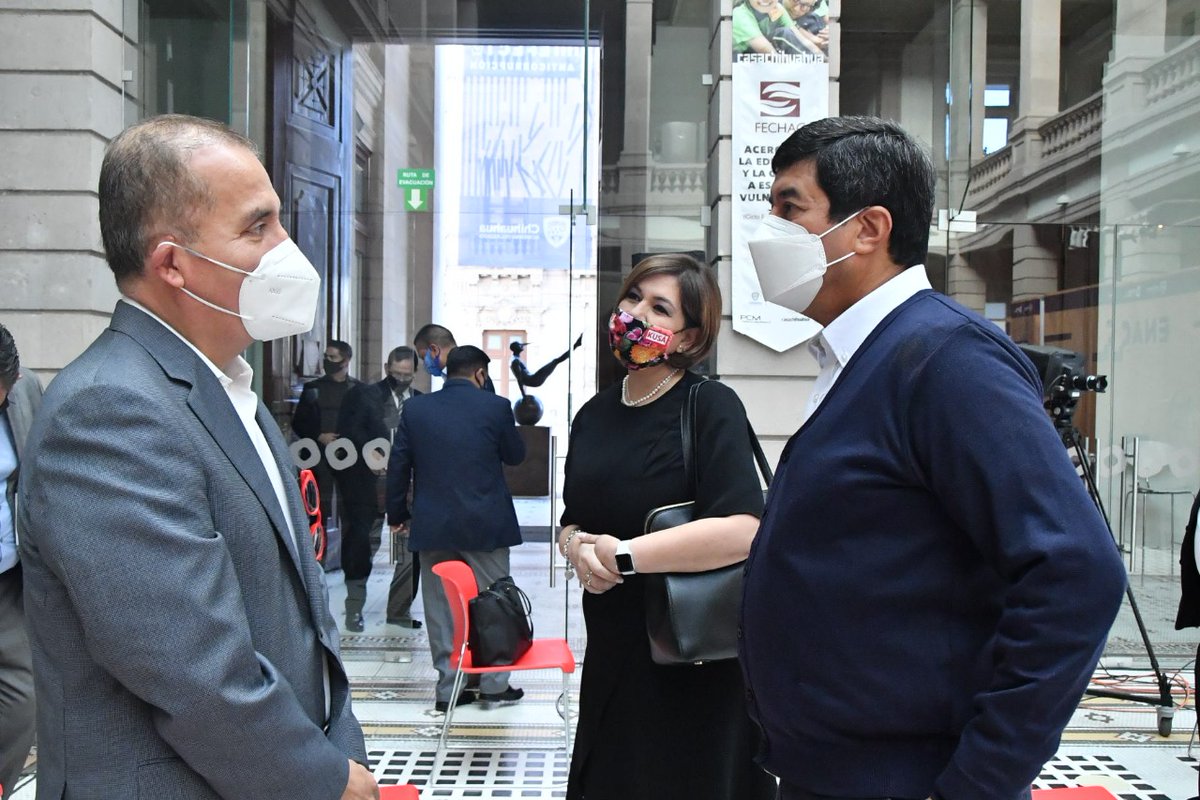 monicavaruiz's tweet image. Hoy nos privilegió con su visita el investigador @LCUgalde; pudimos saludarlo al terminar su participación en el @ENAC2020. Gracias por compartir su expertise en el combate a la corrupción, una aportación valiosísima que seguramente tendrá su #EfectoAnticorrupción en #Chihuahua