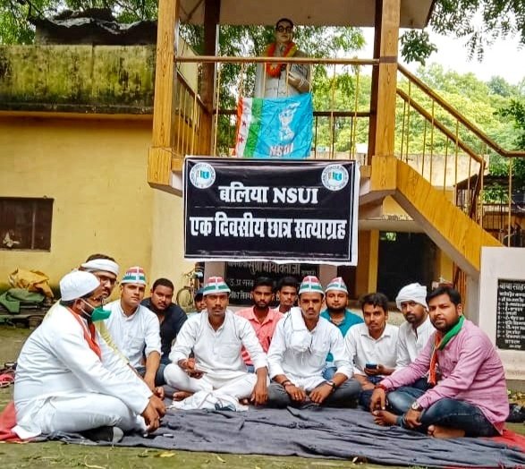 BalliaNsui's tweet photo. आज बलिया एनएसयूआई के साथियों ने  #गाँधी_जयंती पर विश्व अहिंसा दिवस के रूप में किसान अध्यादेश बिल की वापसी, महिलाओं पर बढ़ते अत्याचार, ध्वस्त कानून व्यवस्था एवं निजीकरण के खिलाफ कलेक्ट्रेट बलिया में अंबेडकर जी के प्रतिमा के समक्ष एक दिवसीय #छात्र_सत्याग्रह आंदोलन किया। https://t.co/wOb1MDYBLN