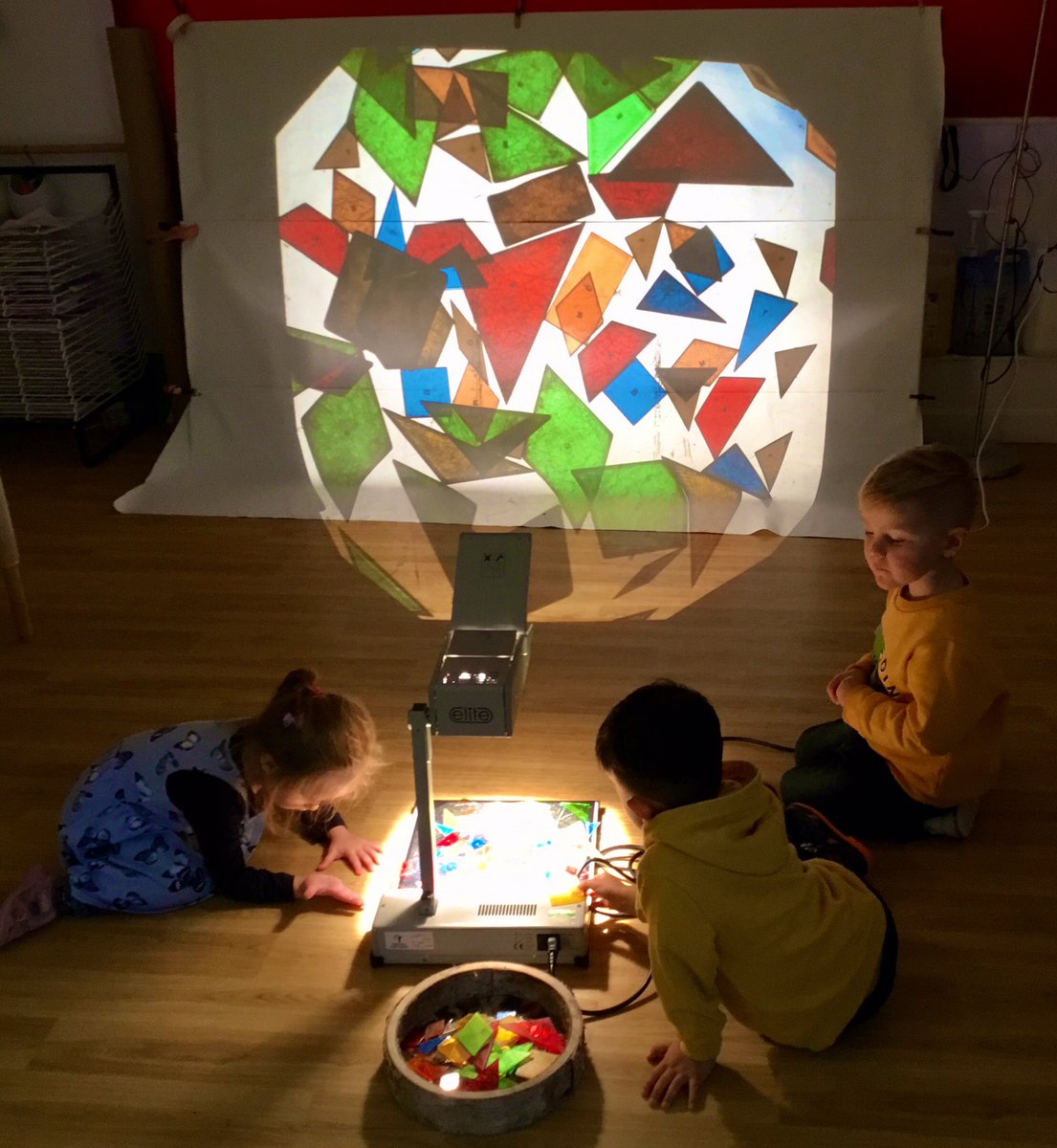the_ECCC's tweet photo. More brilliant shadow play today as the children built on their previous learning and used coloured shapes to create patterns #shadows #curiousity #exploringlight https://t.co/gYaYneHXGA
