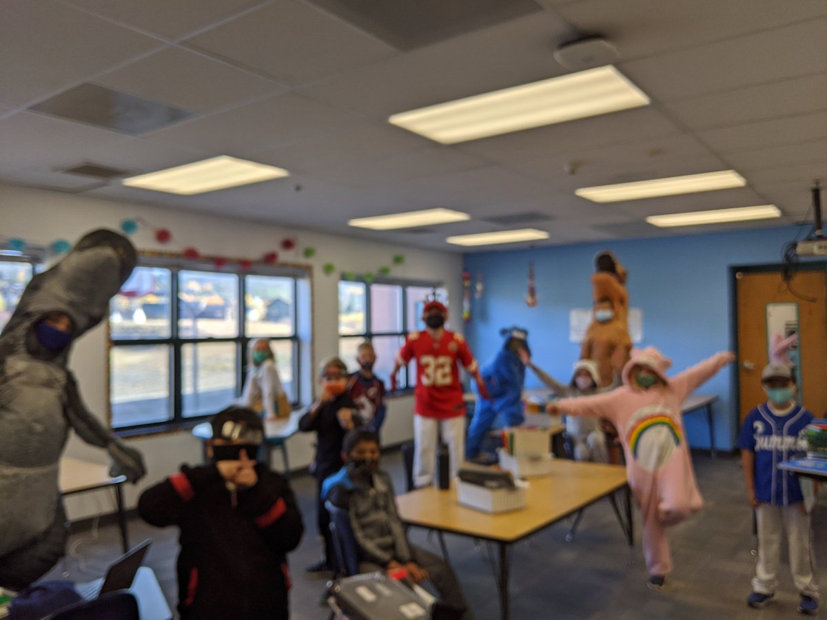 TwinterSSD's tweet photo. @ClassDojo points redemption! Costume day #economics #positiveincentives @CrysLaneMiller #SCoveEl #ssdedu https://t.co/1qnd1xYyr3