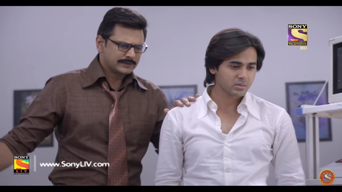 Vivek was a strict n straightforward man. He might've been insecure abt Sam at times, but he knew what a loss of ur parent is.His consoling hand on Vishakha & an assuring hand on Sam made him a parent of both for d moment.PS:I just adore Sandeep Rajora. #YehUnDinonKiBaatHai