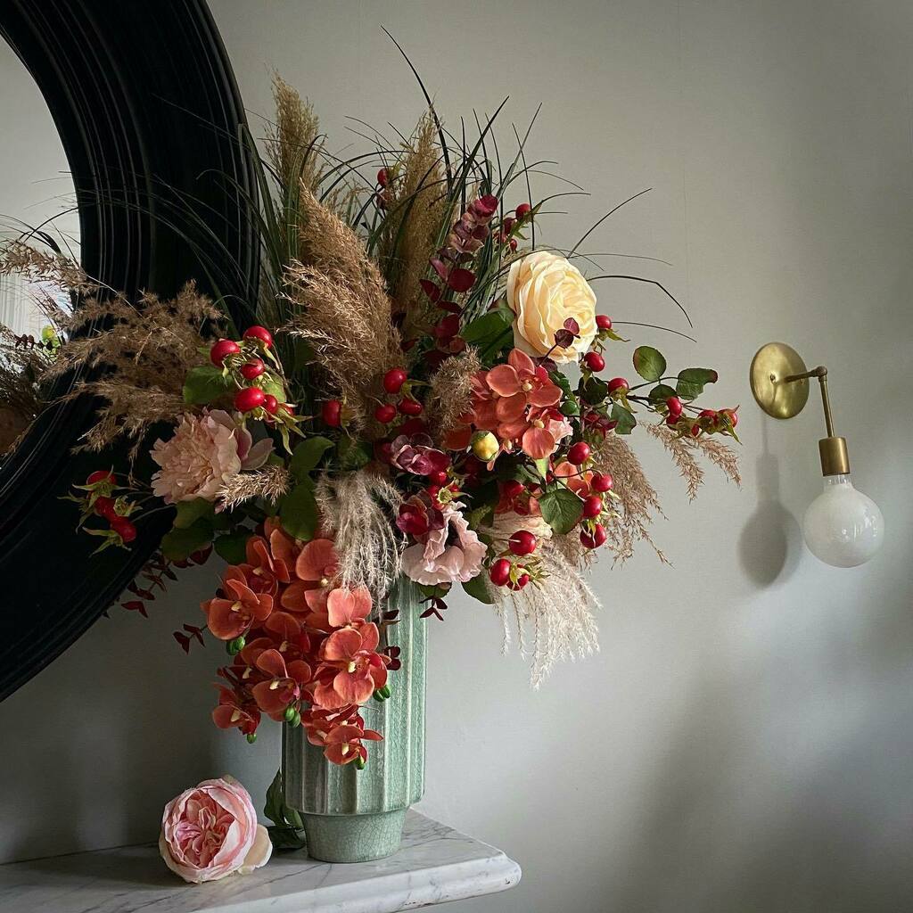 Friday's faux. Nothing like a flower faff on a rainy day
.
.
.
.
.
. #helloflora#flowersoftheday#alltheprettyflorals#underthefloralspell#artificalflowers#silkflowers#dsfloral#simply_flowers#flowersofig#beautifulblooms#floralarrangement#inspiredbypetals#r… instagr.am/p/CF2SD7rnMgb/