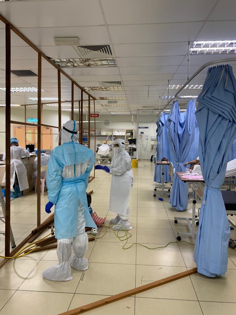 DGHisham's tweet photo. Semoga dipermudahkan semua petugas KKM di Hospital Semporna &amp; diberi kekuatan menjalankan tugas.

Ongoing work to build partition &amp; reduce risk of cross infection fr high risk patients. Our frontliners fr peninsular are giving assurance to be prepared for any eventuality https://t.co/fuxhFAIphm