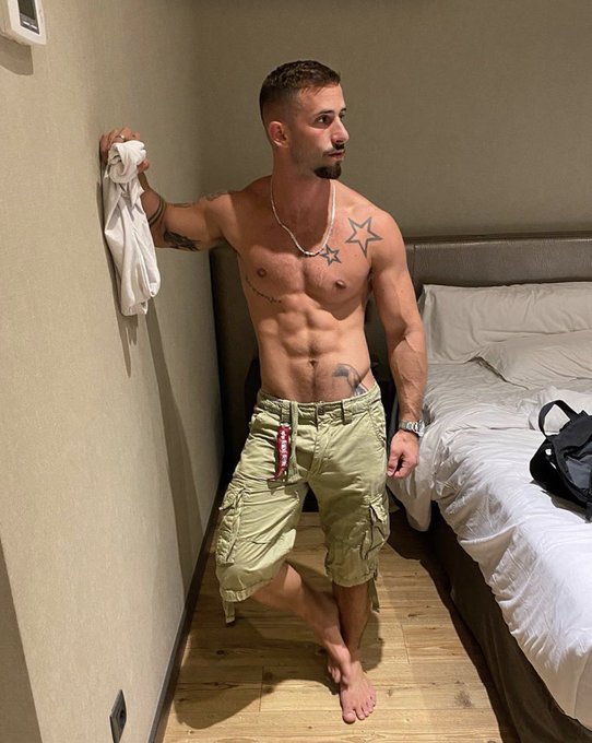 2 pic. Friday ????? https://t.co/jNWORigoLl