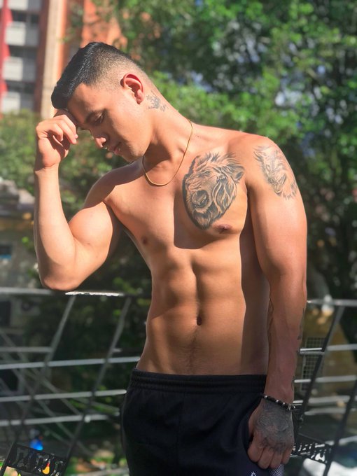 Heart of a lion, body of a god ? #fridaymorning #FridayVibes #camguy #weekend #FridayFun https://t.c