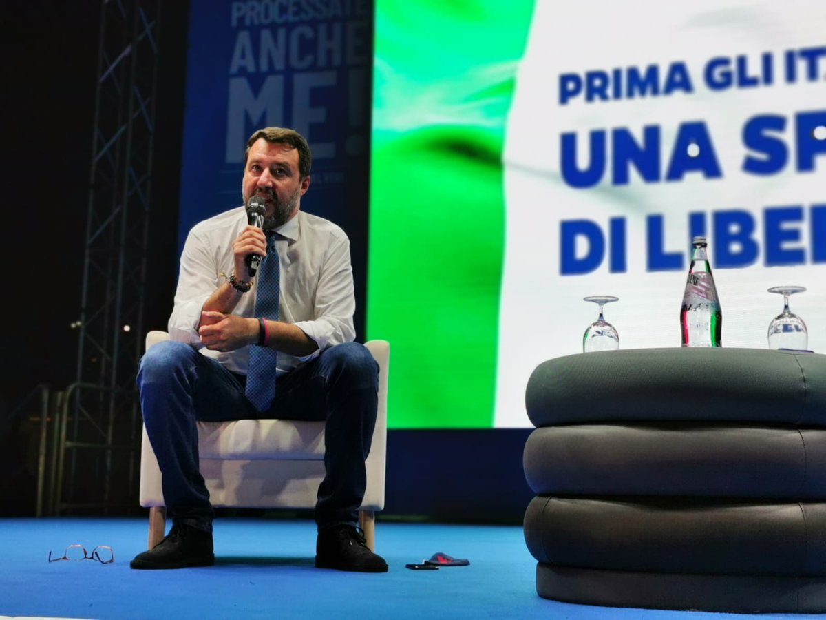 MassimoCasanov3's tweet photo. 🇮🇹 "Chi ha paura muore ogni giorno. Chi non ha paura muore una volta sola". @matteosalvinimi a #Catania alla vigilia di un processo che segnerà la storia di questo Paese. Nel bene e nel male.
Siamo in migliaia qui questa sera ad urlare #processatecitutti
#processateancheme https://t.co/ZsrAViVP8q