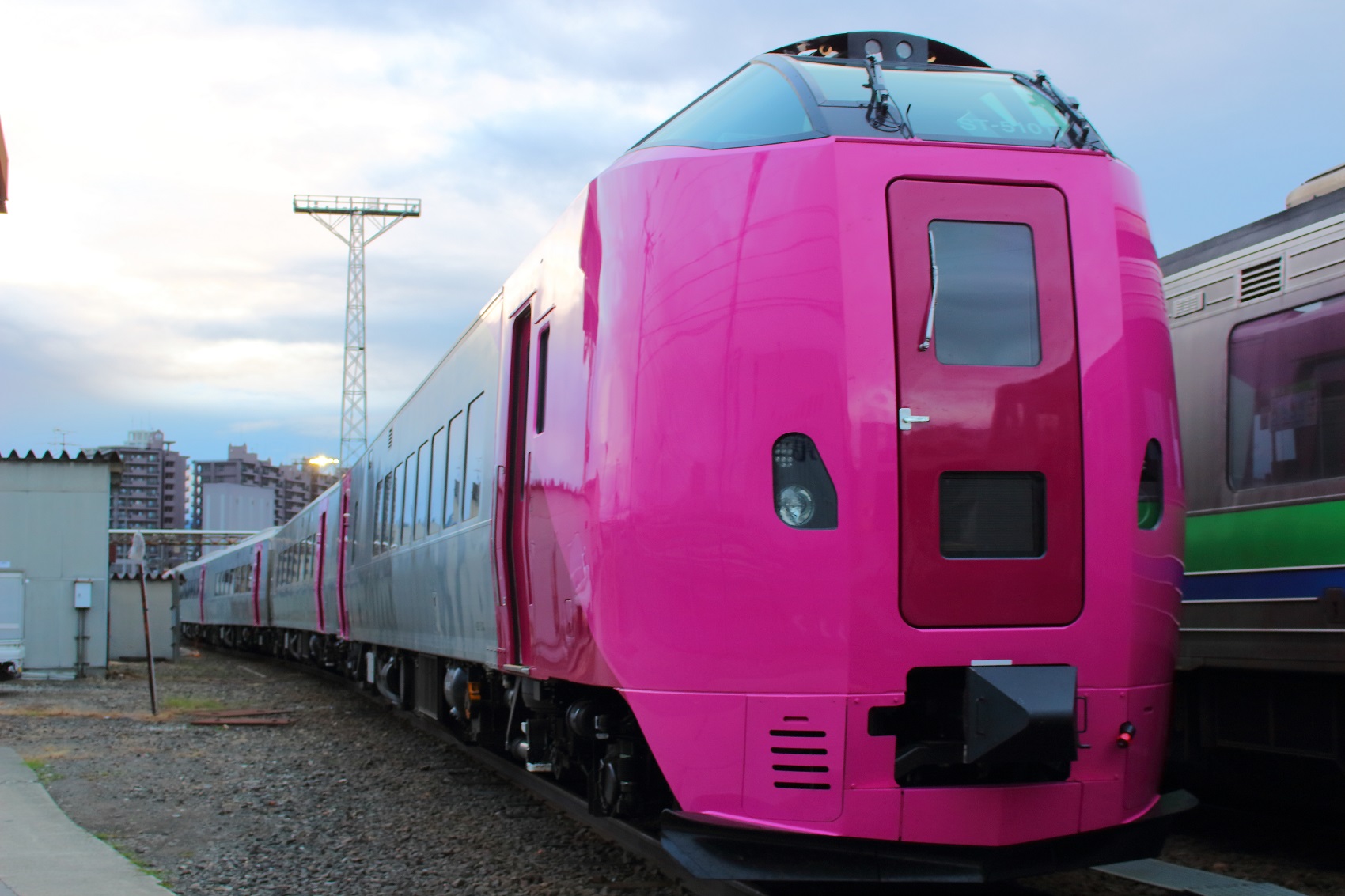 北海道の鉄道情報局 キハ261系1000番台を1両製造するのに およそ3億円かかります そして 今回製造されたキハ261系5000番台は それを上回る4億円で 1編成あたりの製造費用は億円 2編成で40億円の製造費用がかかっているようです 凄い高額な車両です