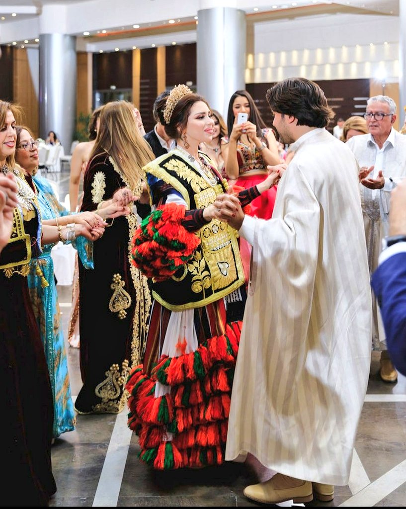 6) The dressDepending on where the bride is from, the dress she chooses to wear on her Outiya and other celebrations vary.Keswa, Kabbous Gharek, Tarayoun, Maliya, Tabdila, Fouta w Blouza, etc.Each region, each city and sometimes each family has its own traditional outfit